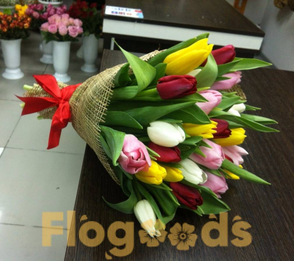 Букет «Цветной» из тюльпанов разных цветов в упаковке заказать в Москве с  доставкой.